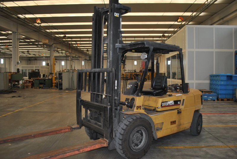 CARRELLO ELEVATORE  DIESEL A QUATTRO RUOTE - USATO -  CATERPILLAR - DP 45
