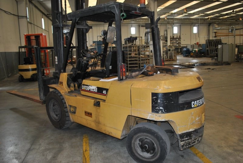 CARRELLO ELEVATORE  DIESEL A QUATTRO RUOTE - USATO -  CATERPILLAR - DP 45