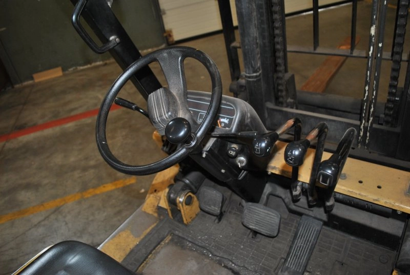 CARRELLO ELEVATORE  DIESEL A QUATTRO RUOTE - USATO -  CATERPILLAR - DP 45