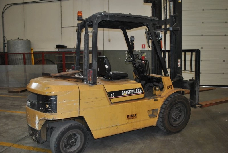 CARRELLO ELEVATORE  DIESEL A QUATTRO RUOTE - USATO -  CATERPILLAR - DP 45