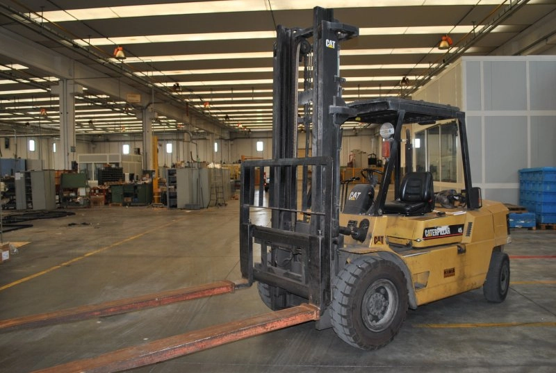 CARRELLO ELEVATORE  DIESEL A QUATTRO RUOTE - USATO -  CATERPILLAR - DP 45