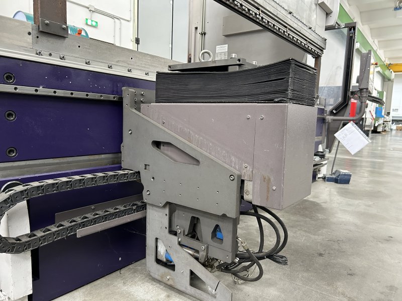 - USED - 7-AXIS SYNCHRONIZED CNC PRESS BRAKE    BYSTRONIC - P130/310