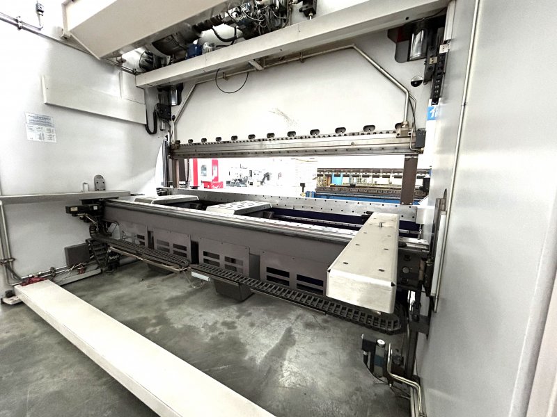 - USED - 7-AXIS SYNCHRONIZED CNC PRESS BRAKE    BYSTRONIC - P130/310