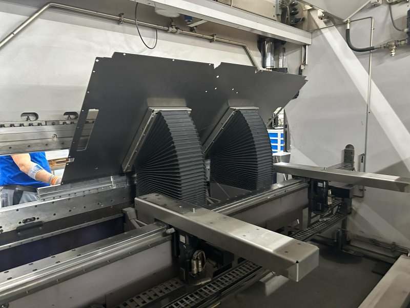 - USED - 7-AXIS SYNCHRONIZED CNC PRESS BRAKE    BYSTRONIC - P130/310