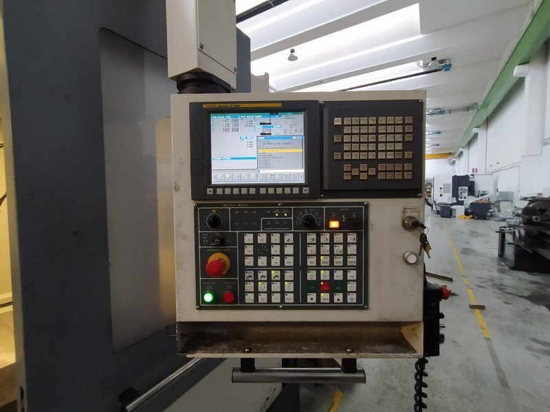 3-Х КООРДИНАТНЫЙ ВЕРТИКАЛЬНЫЙ ОБРАБАТЫВАЮЩИЙ ЦЕНТР Б/У AKIRA SEIKI - V 5.5 XP