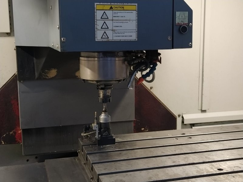 3-Х КООРДИНАТНЫЙ ВЕРТИКАЛЬНЫЙ ОБРАБАТЫВАЮЩИЙ ЦЕНТР Б/У AKIRA SEIKI - V 5.5 XP