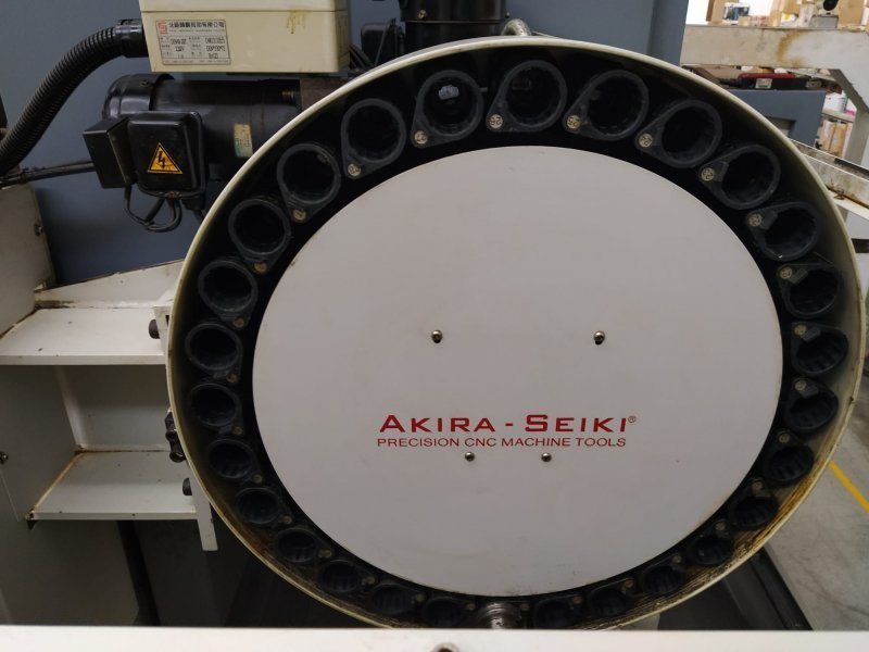 3-Х КООРДИНАТНЫЙ ВЕРТИКАЛЬНЫЙ ОБРАБАТЫВАЮЩИЙ ЦЕНТР Б/У AKIRA SEIKI - V 5.5 XP