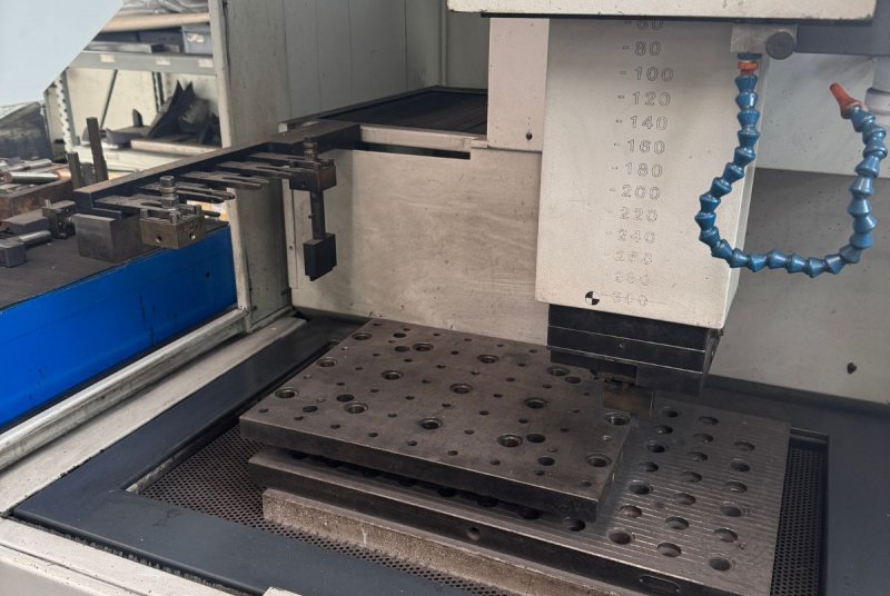 - USED - CNC DIE SINKING EDM ONA - TECHNO C300