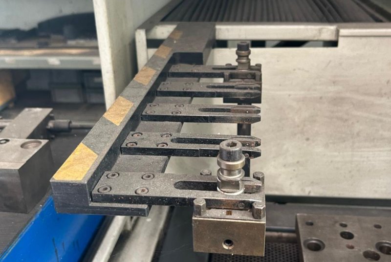 - USED - CNC DIE SINKING EDM ONA - TECHNO C300