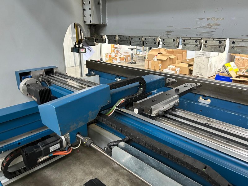 PIEGATRICE CNC SINCRONIZZATA A 7 ASSI CON BOMBATURA IDRAULICA - USATA - GADE - PS-C 3120