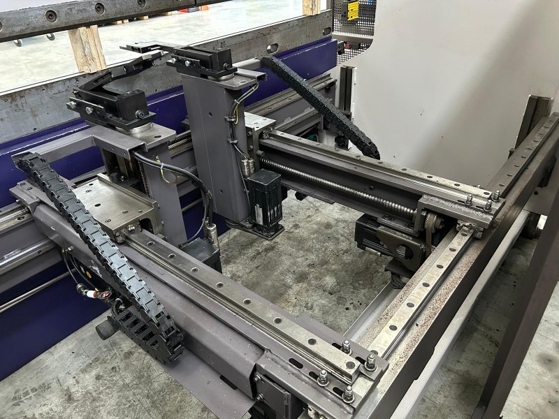 PIEGATRICE CNC SINCRONIZZATA A 8 ASSI CON BOMBATURA IDRAULICA - USATA -  BYSTRONIC - P 150 x3100