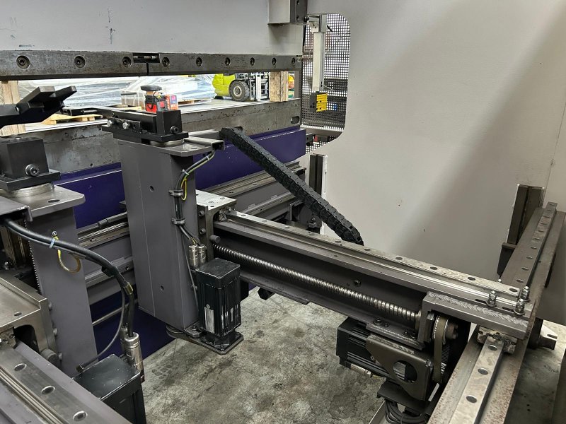 PIEGATRICE CNC SINCRONIZZATA A 8 ASSI CON BOMBATURA IDRAULICA - USATA -  BYSTRONIC - P 150 x3100