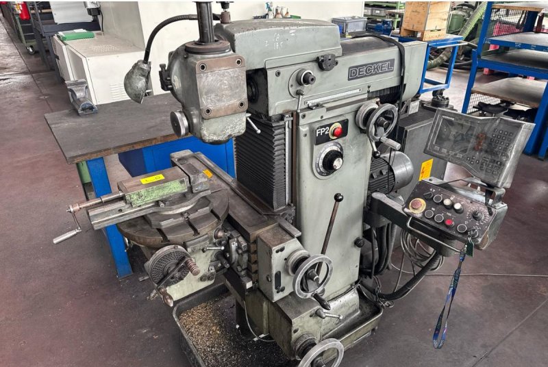 - USED - UNIVERSAL MILLING MACHINE WITH DIGITAL READOUT SYSTEM DECKEL - FP2