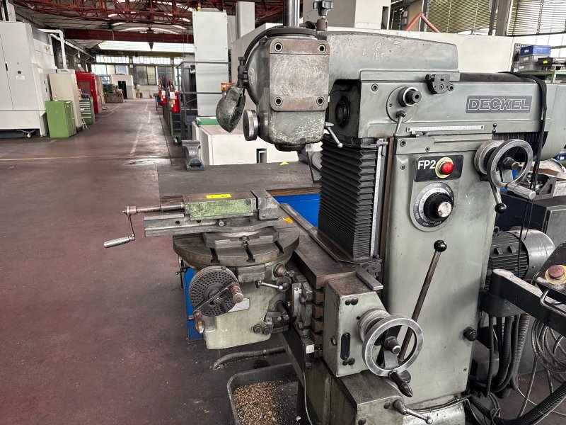 - USED - UNIVERSAL MILLING MACHINE WITH DIGITAL READOUT SYSTEM DECKEL - FP2