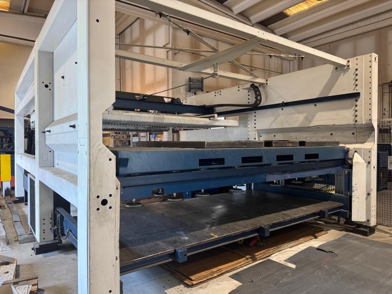 TAGLIO LASER IN FIBRA CON CAMBIO PALLET COMPLETO DI SISTEMA DI CARICO/SCARICO - USATO -  TRUMPF - TRULASER 5040