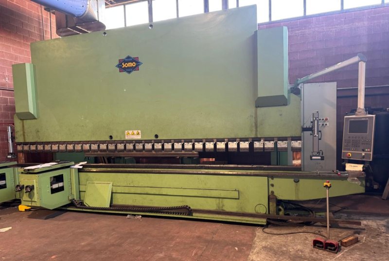 - USED - 8-AXIS SYNCHRONIZED CNC PRESS BRAKE WITH HYDRAULIC CROWNING  SOMO - SP 30/61