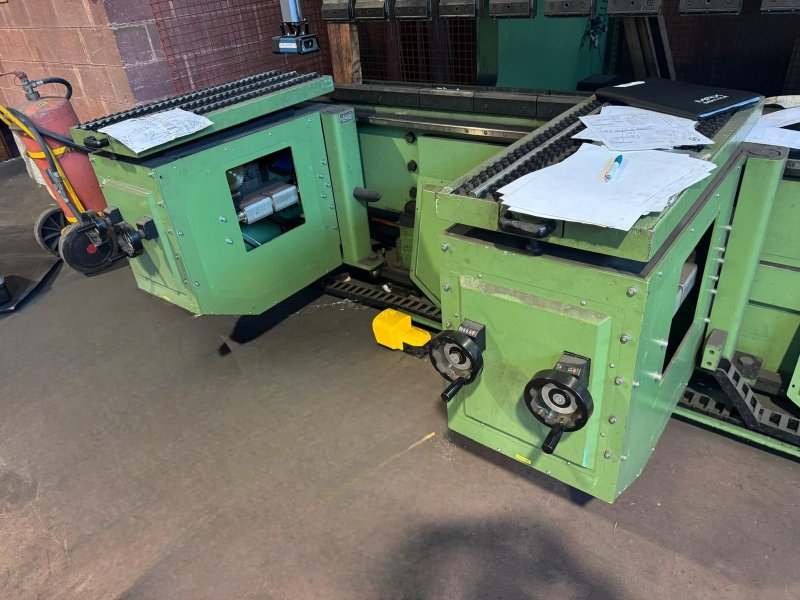 - USED - 8-AXIS SYNCHRONIZED CNC PRESS BRAKE WITH HYDRAULIC CROWNING  SOMO - SP 30/61