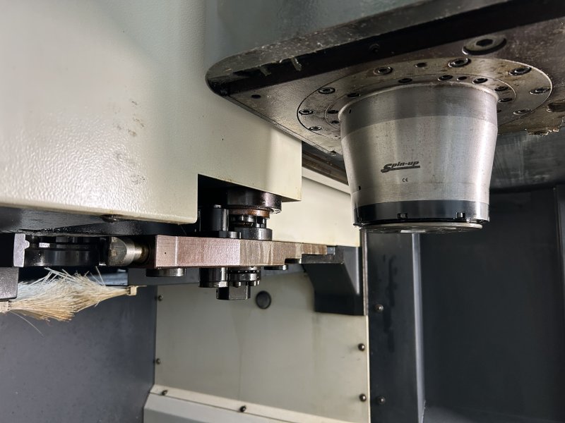 - USED - 3-AXIS VERTICAL MACHINING CENTRE   DECKEL MAHO - DMC 635V