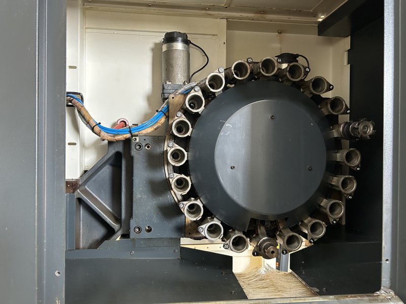 - USED - 3-AXIS VERTICAL MACHINING CENTRE   DECKEL MAHO - DMC 635V