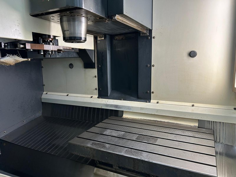 - USED - 3-AXIS VERTICAL MACHINING CENTRE   DECKEL MAHO - DMC 635V