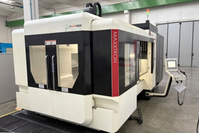- USED - 3-AXIS BRIDGE-TYPE VERTICAL MACHINING CENTRE        Maxxtron - B25