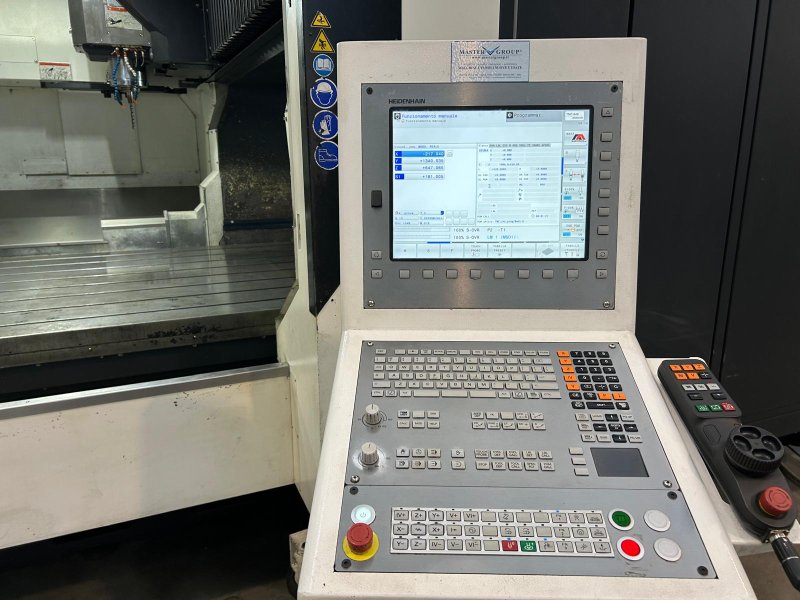 - USED - 3-AXIS BRIDGE-TYPE VERTICAL MACHINING CENTRE        Maxxtron - B25