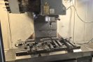 - GEBRAUCHTES - 3-ACHS-VERTIKAL-BEARBEITUNGSZENTRUM AKIRA SEIKI - V4XP