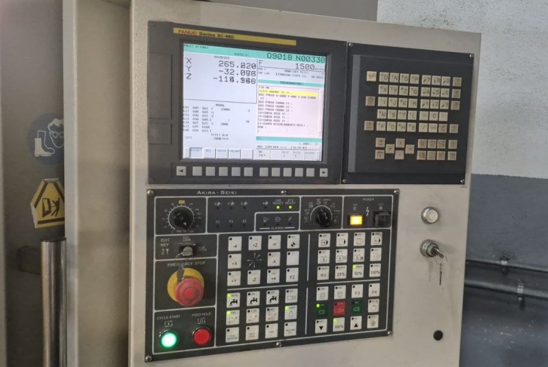 - GEBRAUCHTES - 3-ACHS-VERTIKAL-BEARBEITUNGSZENTRUM AKIRA SEIKI - V4XP