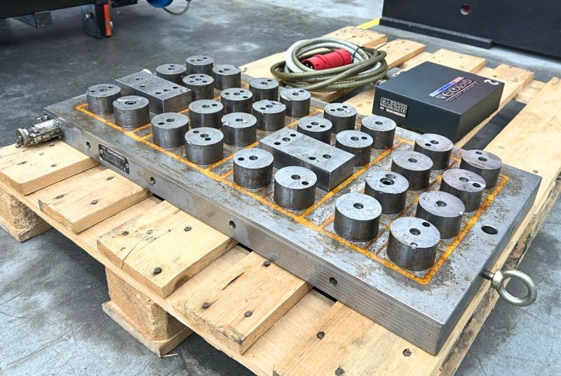 - USED - ELECTRO-PERMANENT MAGNETIC CHUCK WITH CONTROL UNIT  TECNOMAGNETE - QX 408 U62