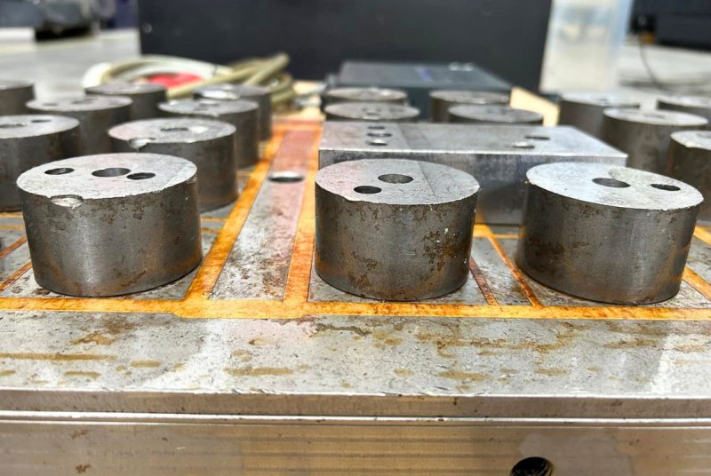 - USED - ELECTRO-PERMANENT MAGNETIC CHUCK WITH CONTROL UNIT  TECNOMAGNETE - QX 408 U62